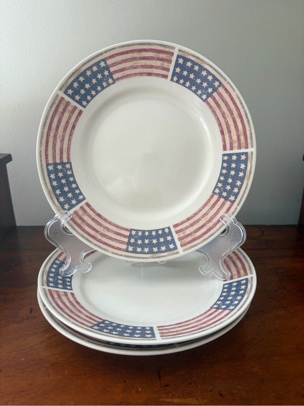 Gibson Every day, Americana patriotic flag salad/Dessert plates 9” set of 3